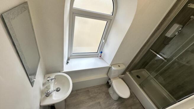 4 bed Semi-Detached to rent Image 10