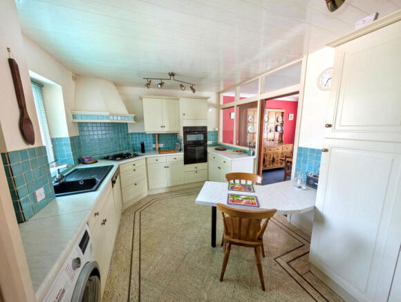 4 bed Detached for sale Image 8