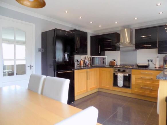 Kitchen/ Dining Room