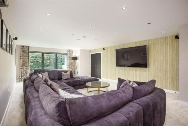 5 bed Detached for sale Image 7