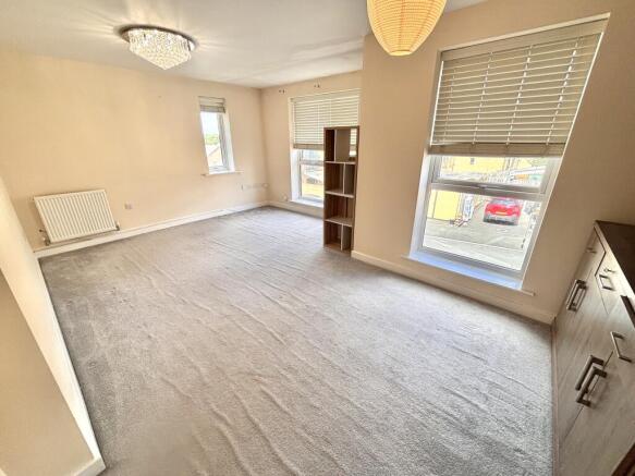 4 bed House to rent Image 9