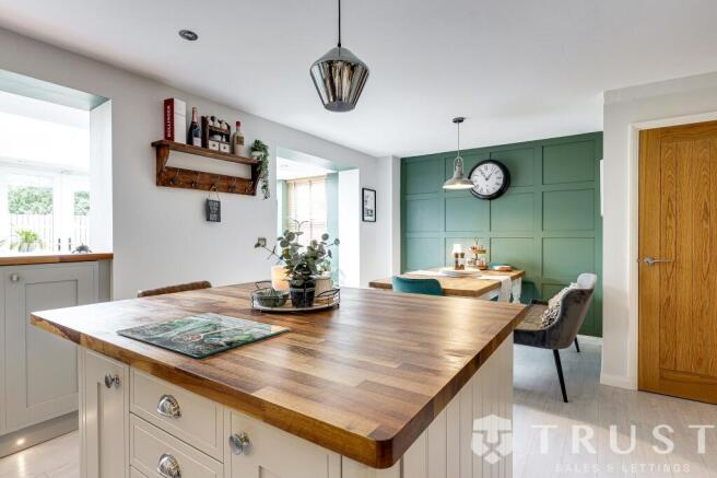 4 bed Detached for sale Image 6