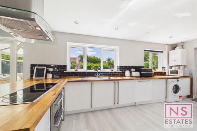 4 bed Detached for sale Image 10