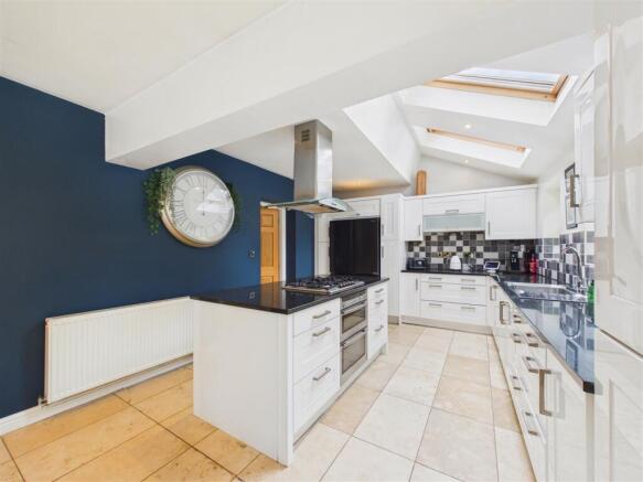 4 bed Detached for sale Image 7