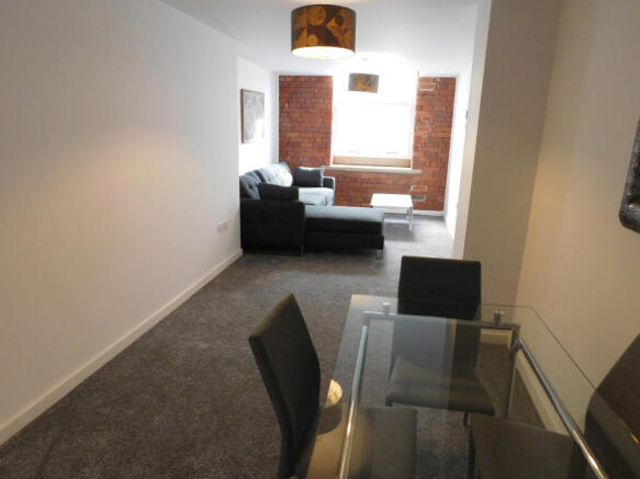 2 bed Apartment to rent Image 4
