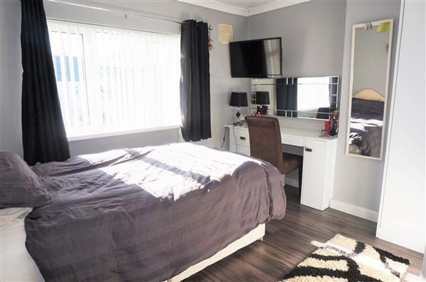 FRONT BEDROOM 1 :