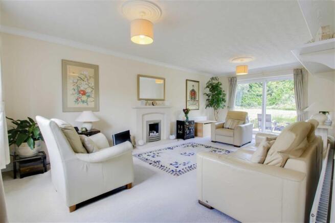 DUAL ASPECT LIVING ROOM