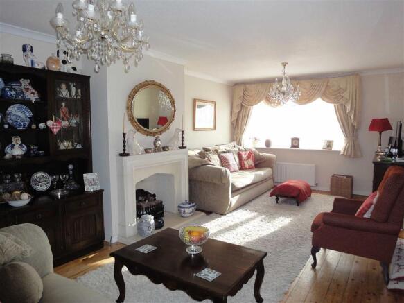 LIVING ROOM: