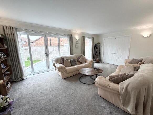 5 bed Detached Bungalow for sale Image 4
