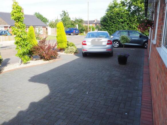 Extensive Parking To Front 569