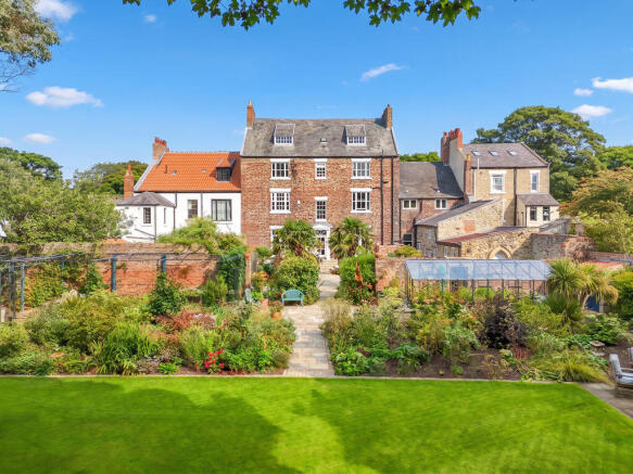 6 Bedroom Semi-Detached in SR6 7JF