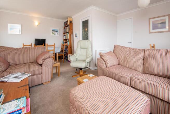 L-SHAPED LIVING/DINING ROOM