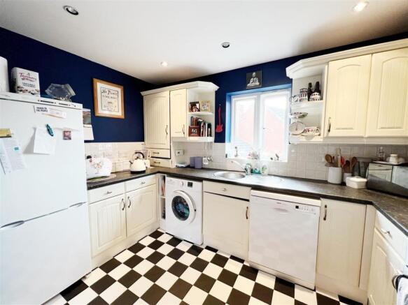 Kitchen 2.jpg