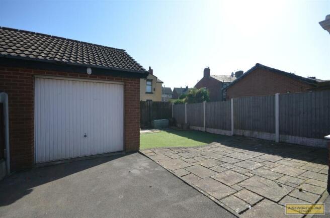 LARGE GARDEN WITH GARAGE