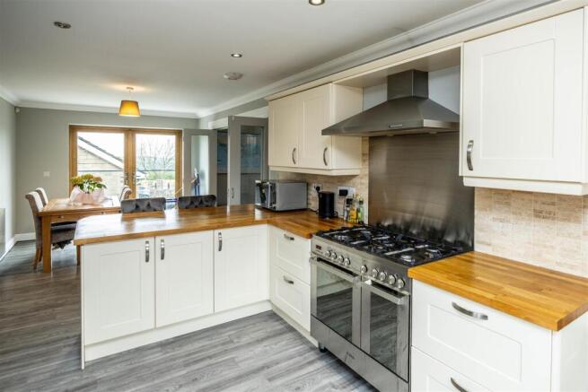 4 bed House for sale Image 7