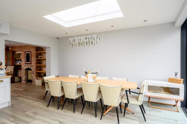 4 bed Semi-Detached for sale Image 8
