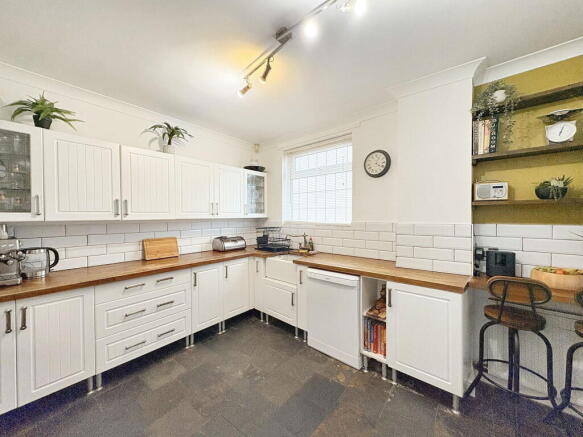 4 bed Detached for sale Image 11