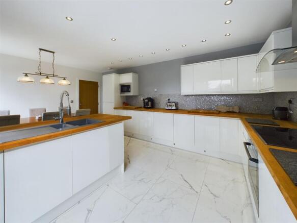 4 bed Semi-Detached for sale Image 9