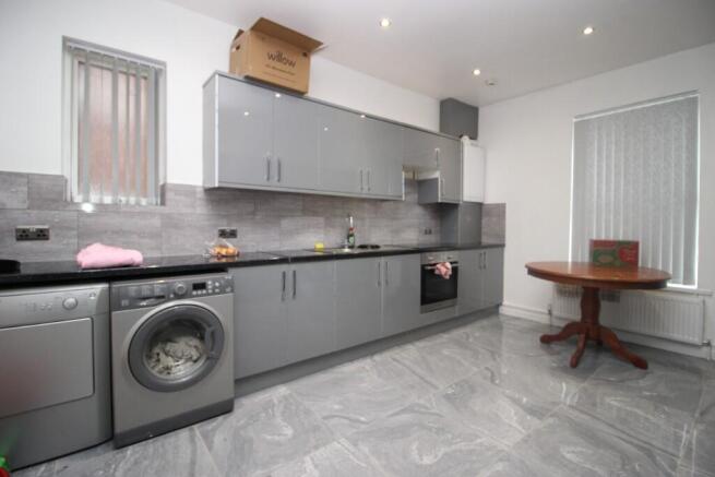 8 bed Terraced to rent Image 8