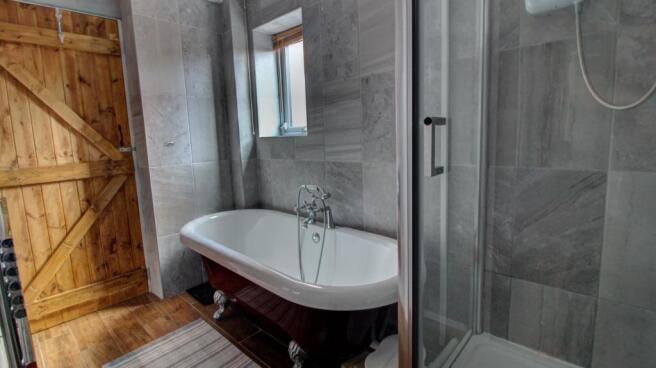 Family Bathroom (alt angle)