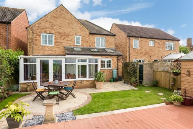 28 Millfield Close-2.jpg