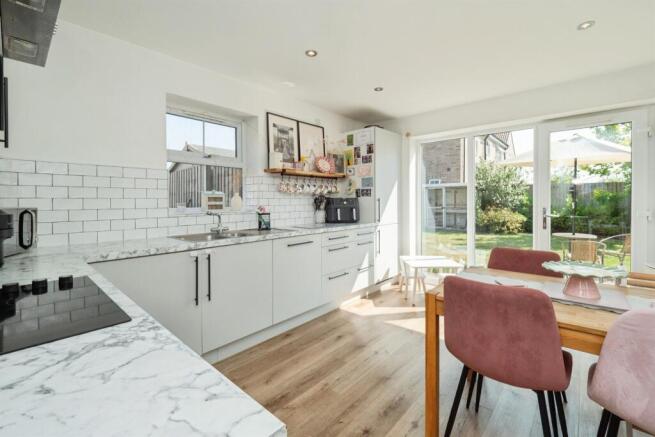 3 bed Semi-Detached for sale Image 6