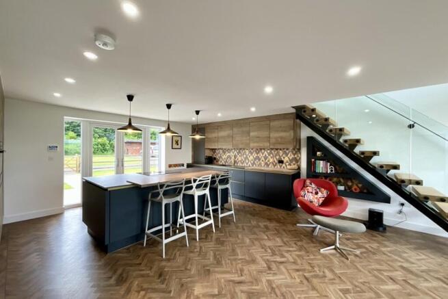 4 bed Bungalow for sale Image 4