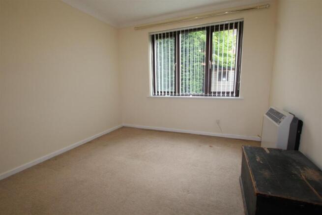 1-bed house on The Crescent, Eastleigh, £70,000