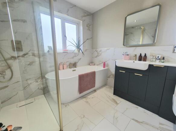 4 bed Semi-Detached to rent Image 9