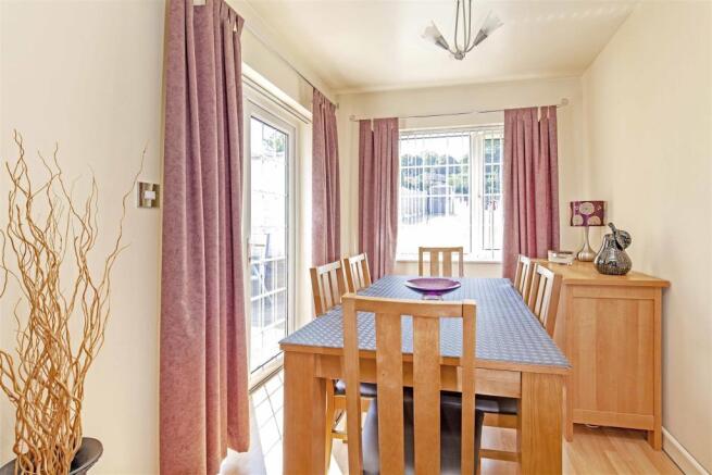4 Hallowes Rise-9.jpg