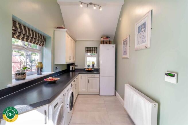 4 bed Semi-Detached for sale Image 6