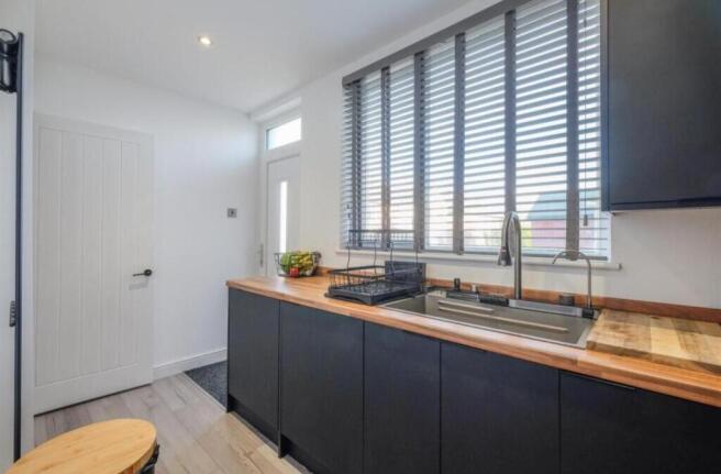 2 bed End of Terrace to rent Image 6