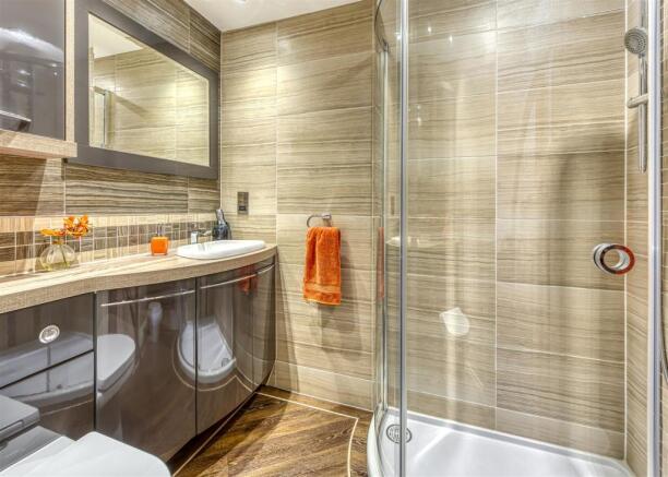 58 Birches Road-bed1 ensuite.jpg