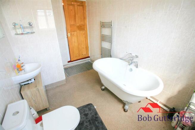 FIRST FLOOR BATHROOM