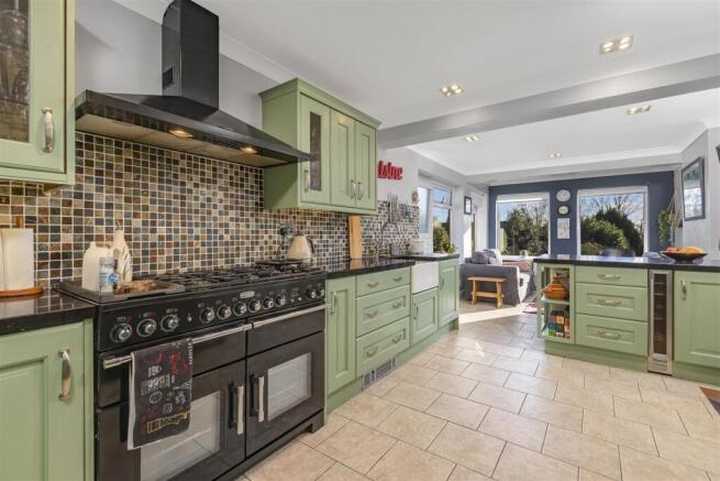 5 bed Detached for sale Image 2