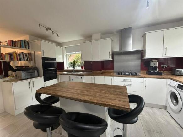 4 bed Detached for sale Image 7