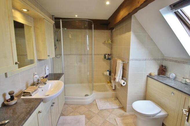 Master Bed En-suite.JPG