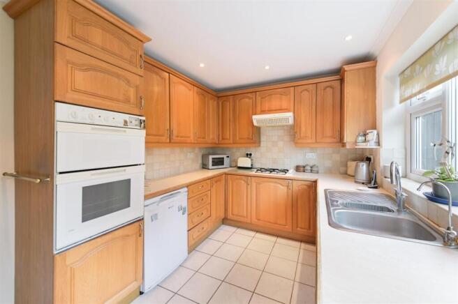 The Hayes, Epsom, KT18 photo 4