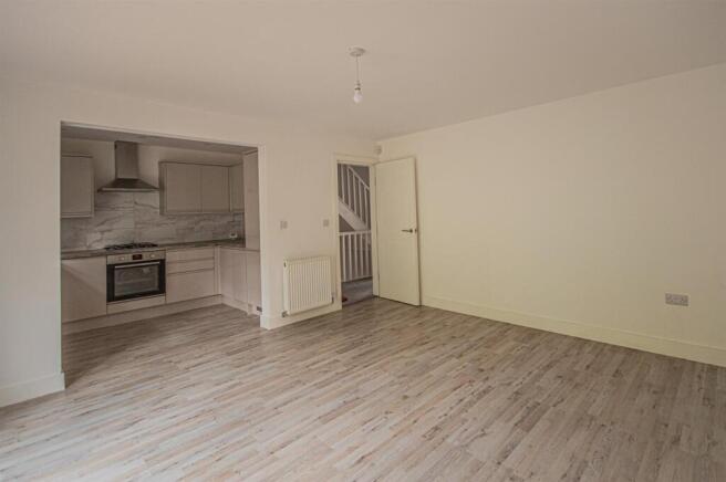 4 bed Detached to rent Image 4