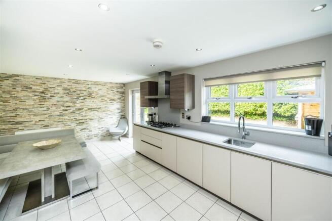 5 bed Detached for sale Image 6