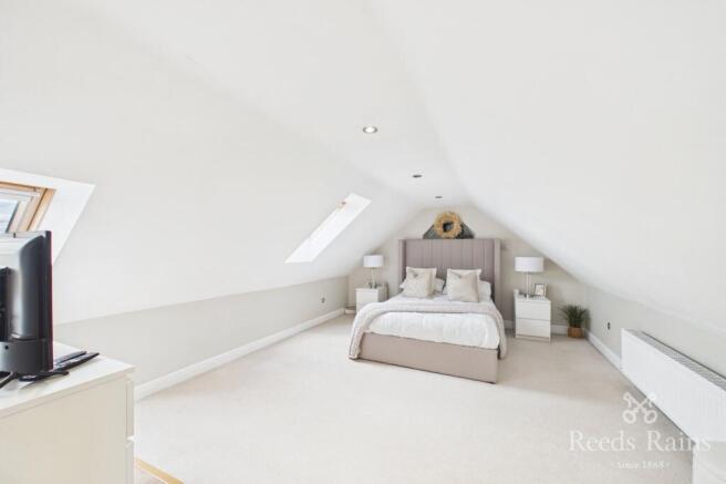 5 bed Detached for sale Image 4