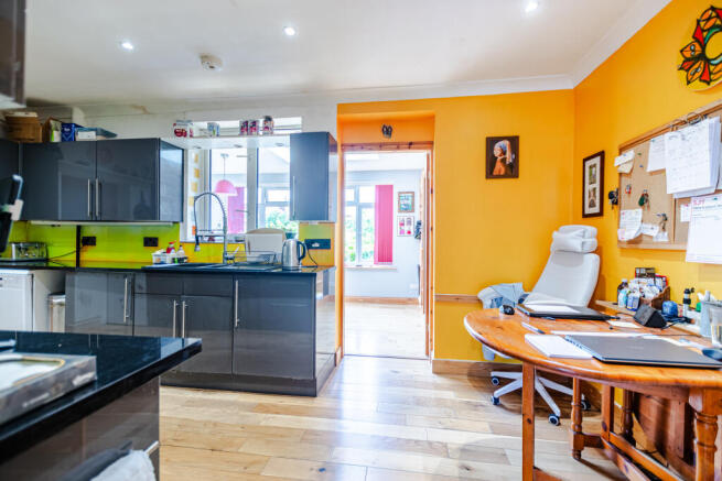 4 bed Semi-Detached for sale Image 4