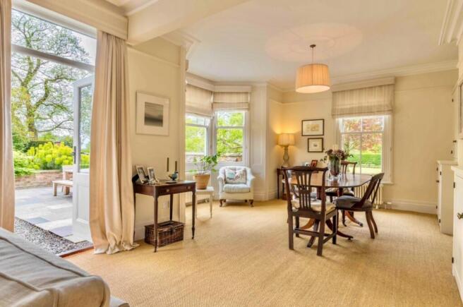 5 bed Detached for sale Image 11