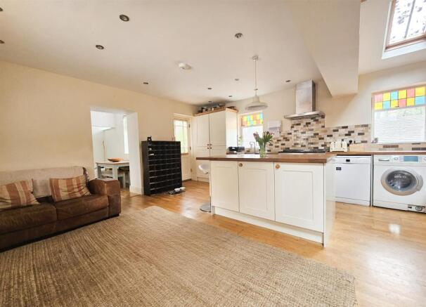 4 bed Detached for sale Image 4