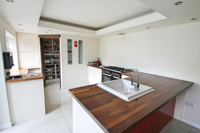 Kitchen/ Breakfast Room: