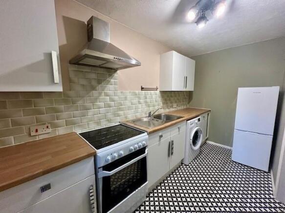 10 Townsend Close kitchen 2.jpg