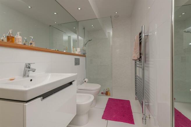 Guest Bedroom En-Suite