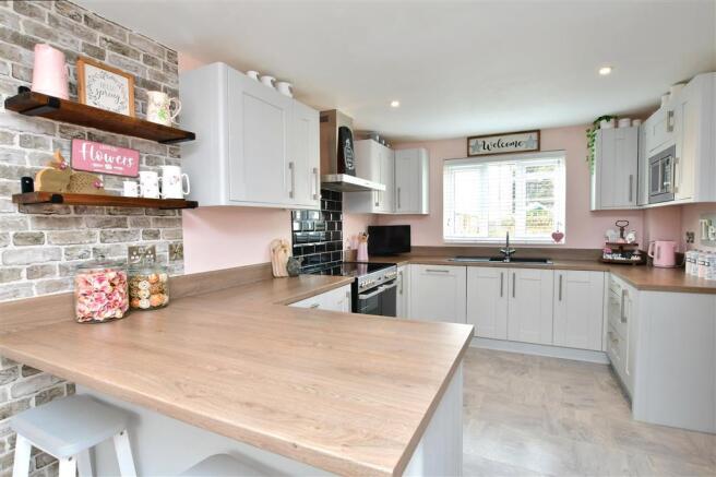 Kitchen/ Dining Room