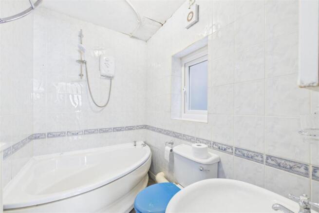 Bathroom 2.jpg