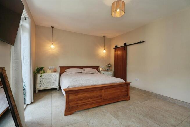 5 bed Detached for sale Image 11